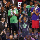 Kyrie Irving alza su trofeo de jugador más valioso en el Partido de las Estrellas de la NBA.