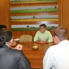 El alcalde de León en la reunión con miembros de la Asociación Leonesa de Astronomía