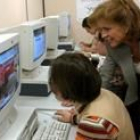 Ana Botella visitó ayer en Valencia un aula de informática en un centro de discapacitados