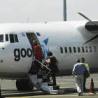 Pasajeros embarcando en un avión de la compañía Good Fly en una imagen de archivo.