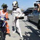 Hamilton abandona la pista en Sepang (Malasia) tras estallar el motor de su Mercedes.