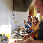 Las cocinas se llenan de platos típicos de cada país.