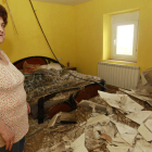 La inquilina de la vivienda muestra los desperfectos ocasionados.