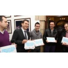 Parte de los hosteleros que recibieron ayer la acreditación, con el alcalde y el concejal.