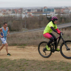 La primera edición de la carrera Runners contra Bikers tuvo como vencedores a los primeros que por el cómputo general sacaron 13 segundos a sus rivales. SECUNDINO PÉREZ