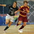 Dioguinho, a la derecha, trata de irse del marcaje del jugador del equipo coruñés Pablo Iglesias