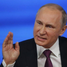 Vladimir Putin gesticula durante una rueda de prensa en Moscú.