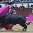 El Fandi cortó tres orejas con una gran primera faena. JESÚS F. SALVADORES
