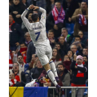 Cristiano Ronaldo celebra sus goles ante la grada del Vicente Calderón. EMILIO NARANJO