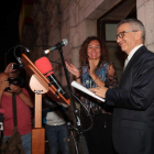 El director de la fábrica de palas eólicas, Paco Vega, y la alcaldesa, anoche en el pregón desde el balcón de la casa consistorial. L. DE LA MATA