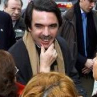 Aznar recibe felicitaciones de unas simpatizantes del PP