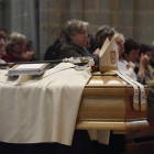 El féretro, con los símbolos pontificales. JESÚS F. SALVADORES