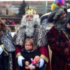 Los Reyes Magos con tres niños leoneses en la explanada de la Junta