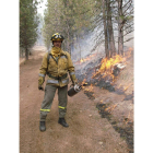 dl Uno de los expertos, realizando una quema en baja intensidad para prevenir incendios.