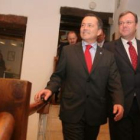 El conselleiro de Infraestructuras, Agustín Hernández, y el consejero de Fomento, Antonio Silván, en