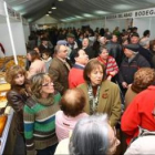 La apertura de la feria en la plaza Santa Bárbara atrajo a numerosos bembibrenses