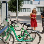 Mª Eugenia Gancedo y Ana Herrero en una de las bancadas de préstamo de bicicletas.