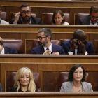 Imagen de la bancada socialista ayer en el primer día del uso de lenguas cooficiales en el Congreso. JUAN CARLOS HIDALGO