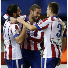 Siqueira y Mandzukic celebran con Raúl García el segundo gol.