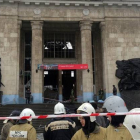Bomberos y policías, a las puertas de la estación de Volgogrado donde se ha producido el atentado.