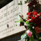 Placa conmemorativa en memoria de las Trece Rosas, en el cementerio de la Almudena de Madrid.
