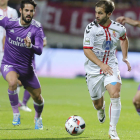 Antonio Martínez conduce el balón ante la mirada de Isco. RAMIRO/MARCIANO