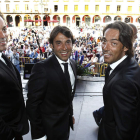 Imagen de los integrantes del grupo leonés Café Quijano en la plaza Mayor de León.