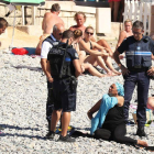 Los agentes adviertieron a la mujer de que estaba incumpliendo la normativa municipal y que tenía que quitarse la ropa para estar en la playa.