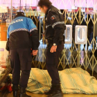 Agentes de la Policía Local atienden a la víctima en la entrada del establecimiento.