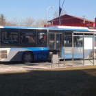Uno de los autobuses urbanos en la parada situada frente al Ayuntamiento de San Andrés.