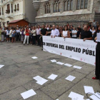 Varios empleados públicos se manifiestan en la plaza de Botines contra los recortes.