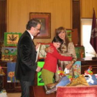 Javier Chamoro y Gema Cabezas, junto a uno de los niños del Sagrado Corazón de Jesús