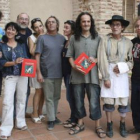 Miembros de Corsario posan con el libro «Fernando Urdiales o la resistencia de lo efímero&raqu