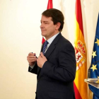 Mañueco, presidente de la Junta de Castilla y León, informa de su conversación con Sánchez.