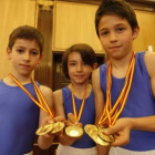 Los tres campeones de Gimnasia de las Escuelas Municipales ayer, con el alcalde y la concejala de De