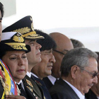 Nicolás Maduro contempla el desfile militar en memoria de Hugo Chávez, junto a Evo Morales y Raúl Castro, este miércoles en Caracas.