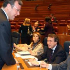 Antonio Silván conversa con los consejeros Isabel Alonso, De Santiago Juárez y Tomás Villanueva ante