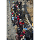 Refugiados cruzan la frontera entre Eslovenia y Austria.