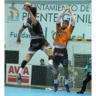 Sebas Simonet busca a un compañero para percutir sobre la defensa de Puente Genil. LOF