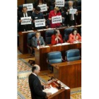 Diputados socialistas muestran carteles pidiendo la dimisión de Lamela