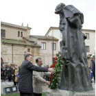 El alcalde y el delegado del Gobierno en la ofrenda floral.