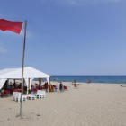 Bandera roja en una playa catalana, en una imagen de archivo.