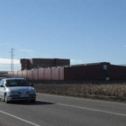 Las instalaciones de Rodríguez, con la nave del secadero de jamones en primer término