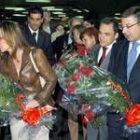 Los socialistas José Blanco y Trinidad Jiménez colocan unos ramos de rosas en la estación de Atocha