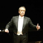 José Manuel Fernández Corral, director de la Obra Social, flanqueado por los representantes del teno
