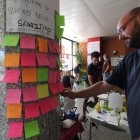 Los encerrados han empapelado una columna con quejas. BARREDO