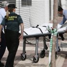 Traslado del cuerpo de la mujer fallecida en la localidad castellonense de Benicàssim. DOMENECH CASTELLÓ