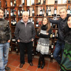 Manuel Otero Santín, en la vinoteca de la familia, con sus cuatro hijos: Javier, Elena, Manolo y Adela, todos ellos relacionados con el vino.