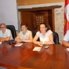 La alcaldesa y los artistas durante la presentación del acto.