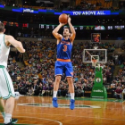El base español de los New York Knicks José Manuel Calderón lanzando en el encuentro ante los Celtics disputado en el TD Garden.